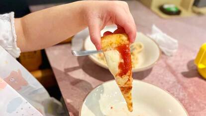 サイゼリヤで子供にピザを注文したら？　全親に知ってほしい『取り分け方』