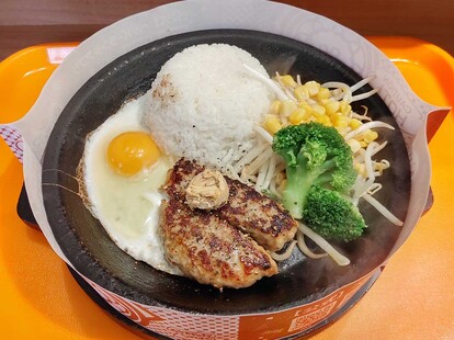 「得々ハンバーグランチ」580円。こんもりと盛られたご飯はこれが通常の量(※無料で大盛りに変更できます)