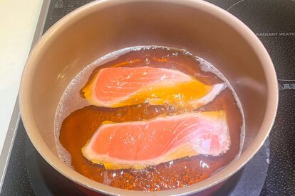 鮭を「あるもの」で煮込んだら激ウマに…　「その発想はなかった」