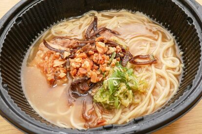 セブンイレブンの冷凍「天外天豚骨ラーメン」　焦がしにんにくの香りがたまらない！
