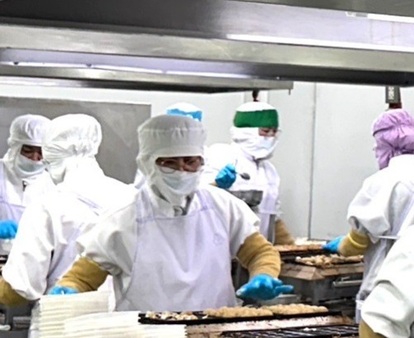 タイにある紀文グループの「 Kibun (Thailand) Co., Ltd.」でノーマルタイプのたこ焼きの生産の様子