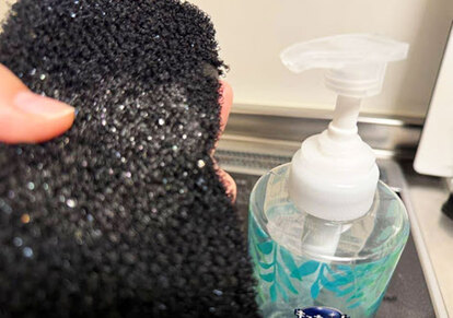 ボトルノズルが長いキッチン用洗剤から出てくる洗剤の量を確認している写真