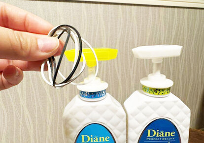 輪ゴムを4~5本手に取っている様子の写真