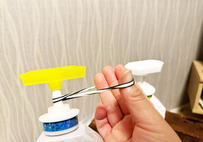 ボトルノズルに4~5本の輪ゴムを一度に巻き付けている様子の写真