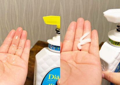 輪ゴムを巻き付けたボトルのポンプを一押しし出てくる量を手のひらに出した様子