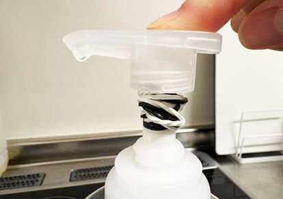 キッチン用洗剤のボトルノズルに輪ゴムを巻き付けた写真