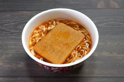 【第3位】ラー油の旨みとおあげの甘みが調和した「日清のどん兵衛 特盛ラー油肉汁きつねうどん」