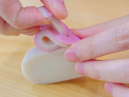 うさぎの耳となる部分、（1）で切り離した部分に、縦に切り込みを入れて、あとはねじり蒲鉾と一緒。切り込みに端を通してねじねじを作れば完成。白とピンクのグラデーションが綺麗なうさぎに。好みでゴマなどで目をつけるのもおすすめ