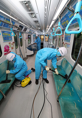 11月13日、トコジラミの蔓延が問題となる中、韓国・仁川(インチョン)では地下鉄車両の高温蒸気による防除作業が行なわれた