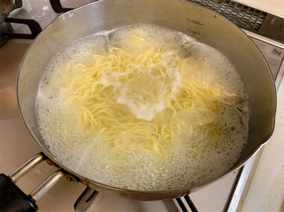 ラーメンをゆでる写真