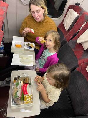 新幹線が止まり車内で一泊　元旦のジョージア大使一家を救った『お弁当』とは