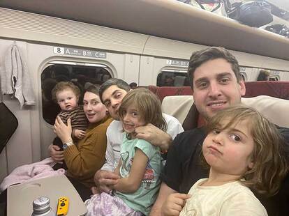 ティムラズ・レジャバ大使一家新幹線