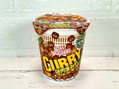 2. 「カップヌードル カレー 謎肉まみれ」(日清食品)