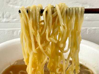 3. セブンプレミアム「龍上海本店 赤湯からみそラーメン」（明星食品）ノンフライちぢれ太麺がスープとの絡み方がしっかりと計算されていて中の人目線ですごい！の一言です