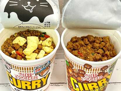 2. 「カップヌードル カレー 謎肉まみれ」(日清食品)通常のカレー味(左)はポテトの存在感がぎっしりですが、謎肉まみれ(右)はその4倍!その分ポテトは入っていません