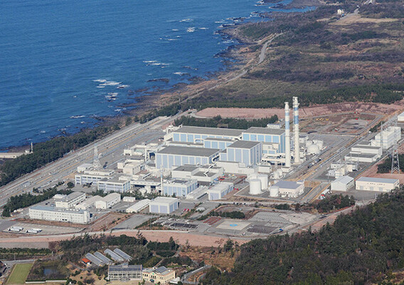 2011年以降、1号機、2号機とも停止中の志賀原子力発電所。地震発生後、1～3mの津波が複数回到達していたことが判明したが、安全性への影響はないという