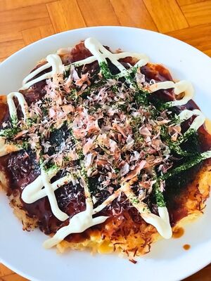 お皿に盛り付けたお好み焼き