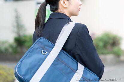 女子学生・女子生徒・女子高校生・学生・通学・制服