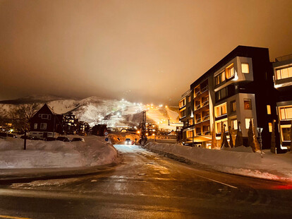 幻想的な夜のニセコひらふ地区の大通り