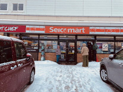 全セイコーマートの中でトップクラスの売り上げを誇るニセコひらふ店。外国人観光客が引きも切らない