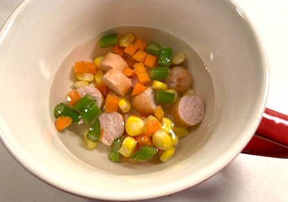 耐熱容器にウィンナー、ミックスベジタブル、水を入れた写真