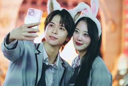 芸能人が制服デートで生脚あらわ!「美脚すぎる!」完璧なJKスタイルに感嘆の声