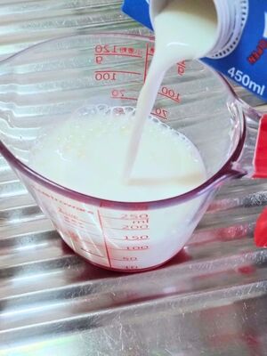 計量カップに牛乳を注いでいる様子