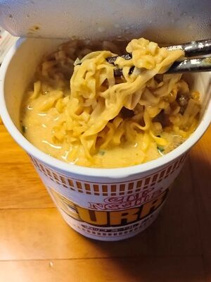 牛乳を注いだカレー味のカップヌードル