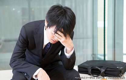 落ち込む社会人男性の写真
