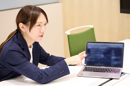 パソコンのデータを示しながら「AIあんの」の仕組みについて説明する安野氏。かなり複雑な内容だった