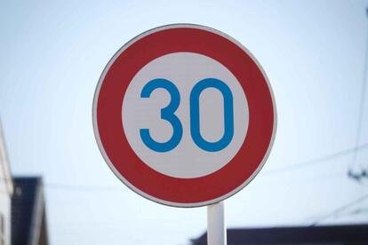 標識のない生活道路の最高速度が60km/hから30km/hへと引き下げ! 賛否両論巻き起こる改正だがそもそも「最高速度めいっぱい」で走る必要がないことを認識すべき