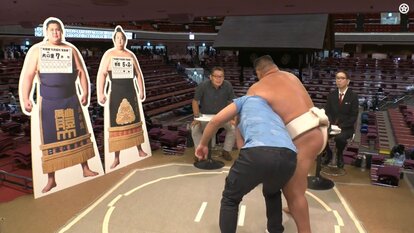 【写真・画像】「脳が揺れてる」土俵下に激しく落下した力士に元大関が“寄り添う“真摯な振る舞い「わざわざ下りて…」 1枚目