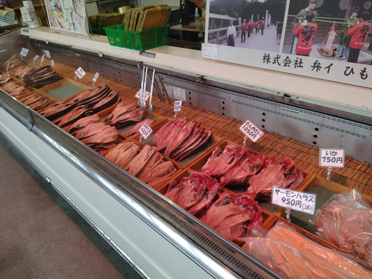 三重県四日市市のドライブイン「ヒモノ食堂」を紹介