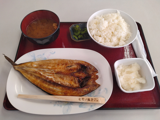 三重県四日市市のドライブイン「ヒモノ食堂」を紹介