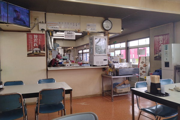 三重県四日市市のドライブイン「ヒモノ食堂」を紹介