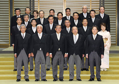 「だらし内閣」1次石破茂内閣の記念写真で首相らのおなかからシャツが見えていたなど服装がだらしないことから名づけられた