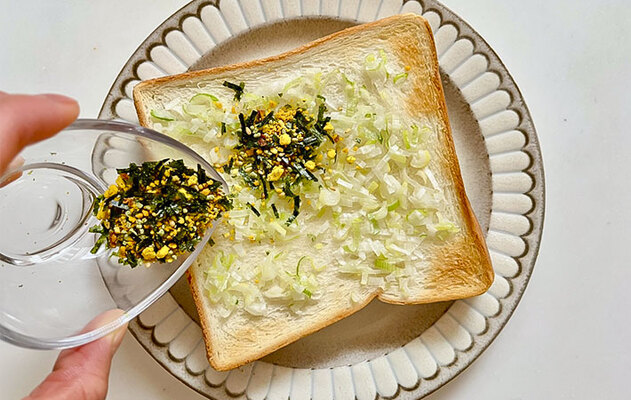 『のりたまねぎパン』を作っている写真