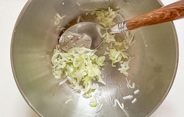 『のりたまねぎパン』を作っている写真