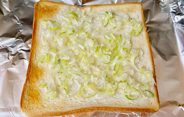 『のりたまねぎパン』を作っている写真