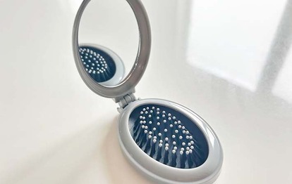 セリア『プッシュ式コンパクトヘアブラシ ミラー付』の使用写真