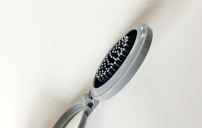 セリア『プッシュ式コンパクトヘアブラシ ミラー付』の使用写真