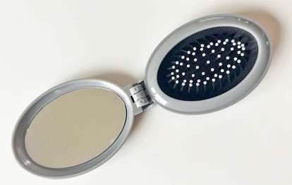 セリア『プッシュ式コンパクトヘアブラシ ミラー付』の使用写真