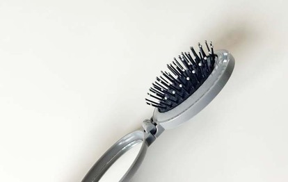 セリア『プッシュ式コンパクトヘアブラシ ミラー付』の使用写真
