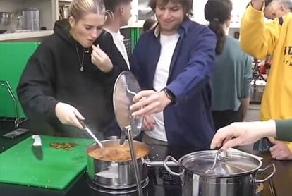 幼虫をいれたチリスープを試食するアメリカの大学生