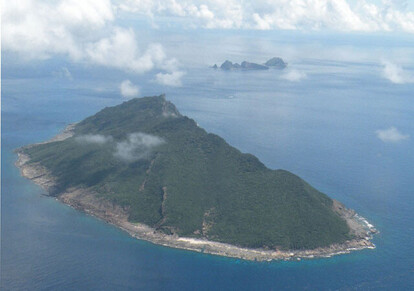 沖縄県石垣市の尖閣諸島は魚釣島(手前)や北小島、南小島などで構成される無人島群
