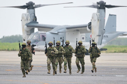 陸上自衛隊の水陸機動団は、離島奪還・防衛を主任務とする専門部隊。ヘリやホバークラフトを利用した揚陸艇による機動展開が可能(写真:第11管区海上保安本部)