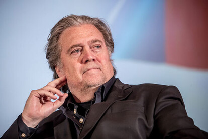 第1次政権の首席戦略官スティーブン・バノンは、大量の大統領令で情報の洪水を引き起こし、野党やメディアの批判をのみ込む戦術を編み出した
