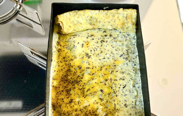 『ゆかり』の玉子焼きを作る写真