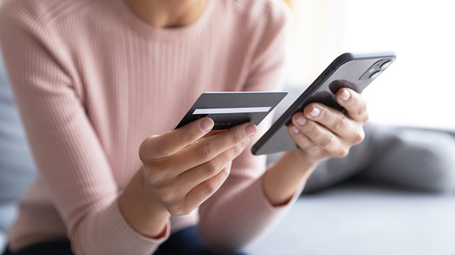 スマホを見る女性の写真