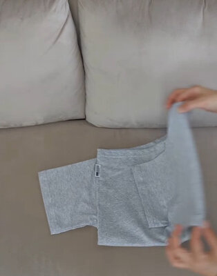 Tシャツを折り畳んでいる様子
